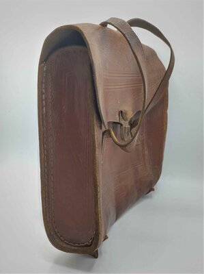 dunkelbraune-schultasche-mit-traegern-vorne-und-viereckigem-muster-90340.jpg