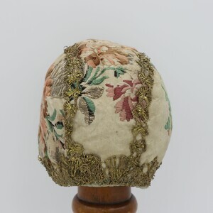 babyhaube-aus-cremefarbenem-jacquard-mit-goldspitze-77276-4.jpg