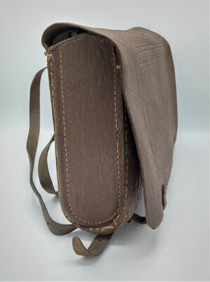 dunkelbraune-schultasche-mit-viereckigem-muster-91445-3.jpg