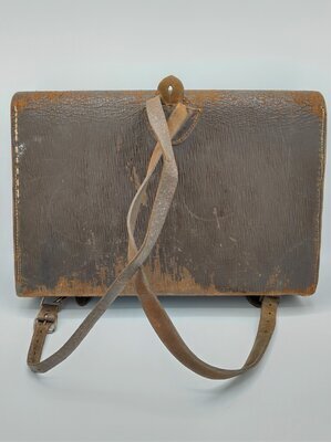 dunkelbraune-schultasche-mit-viereckigem-muster-91446.jpg