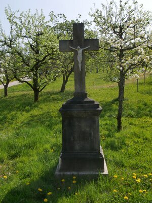 grabkreuz-aus-stein-an-der-streuobstwiese-79151.jpg