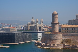 Mucem_et_Cath_C3_A9drale_Sainte-Marie-Majeure_de_Marseille.jpg