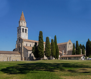 Basilica_Patriarcale_28Aquileia_29_-_Exterior.jpg