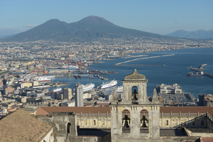 Naples_from_the_Castello_Sant_Elmo_with_Abbazia_San_Martino_the_port_and_the_Vesuv.jpg