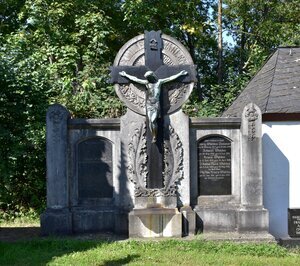 grabdenkmal-der-familie-wahlen-79150-2.jpg