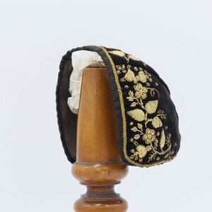 schwarze-babyhaube-mit-goldener-bouillonstickerei-77273-2.jpg