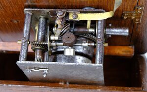 grammophon-mit-kurbelaufzug-und-rotem-trichter-79250.jpg