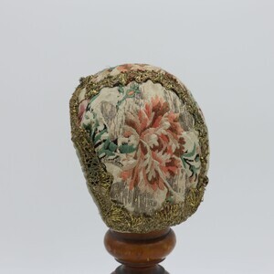 babyhaube-aus-cremefarbenem-jacquard-mit-goldspitze-77276-3.jpg