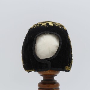 schwarze-babyhaube-mit-goldener-bouillonstickerei-77273-4.jpg