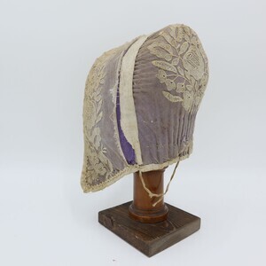 hellviolette-trachtenhaube-mit-floraler-stickerei-77311-4.jpg