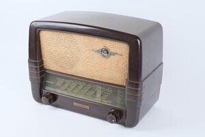 roehrenradio-braun-560-w-95671-949179.jpg