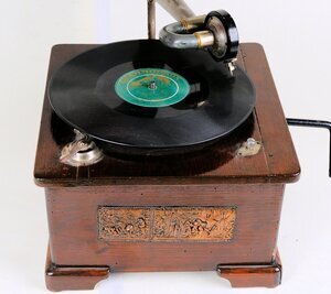 grammophon-mit-kurbelaufzug-und-rotem-trichter-79250-4.jpg