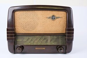 roehrenradio-braun-560-w-95671-446548-3.jpg